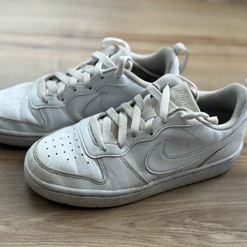 4y Nike White Leather Sneakers Classic Low-Top Design